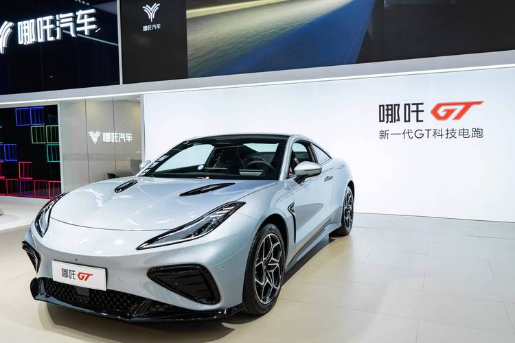 重庆55哪吒汽车在智能汽车领域的表现，领途汽车在新能源汽车市场中的影响力